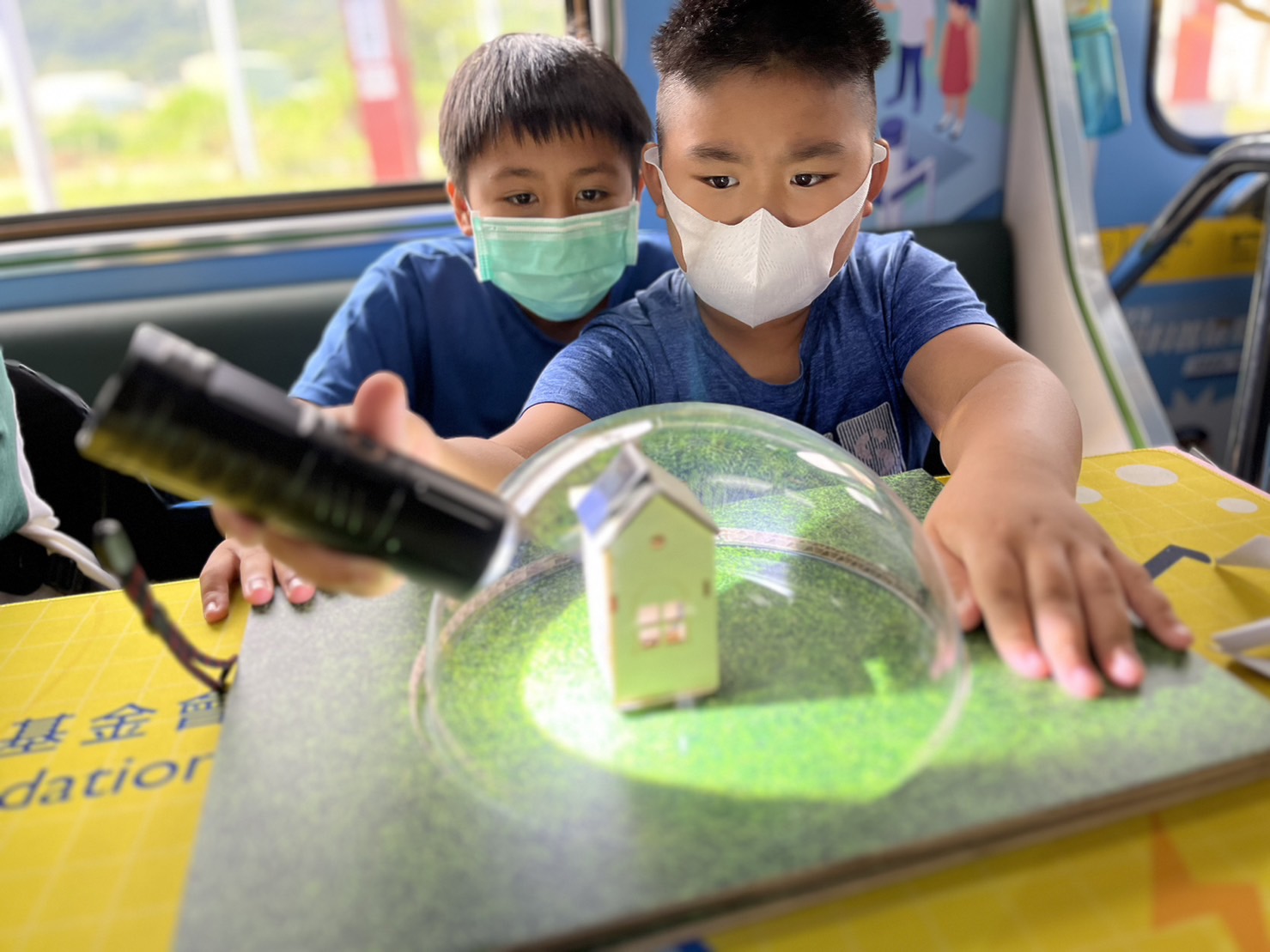 人生就是博參與基礎科學主題車廂，以STEAM教學精神，設計「逐日科學家」、「太陽能工程師」以及「淨零建築師」三大能源科普課程和實驗
